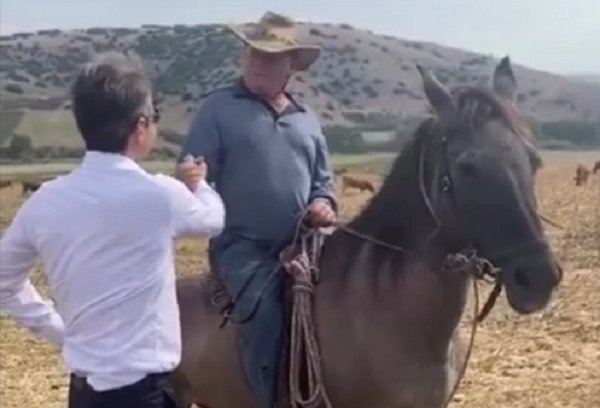ΟΤΑΝ Ο ΠΡΩΘΥΠΟΥΡΓΟΣ ΣΥΝΑΝΤΗΣΕ ΤΟΝ… ΝΤΑΛΤΟΝ ΣΤΟ ΔΑΜΑΣΙ (φωτο – βίντεο)