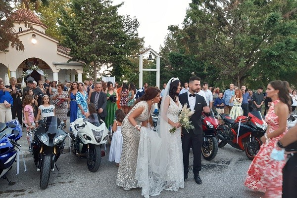 ΓΑΜΟΣ ΣΤΟΝ ΑΜΠΕΛΩΝΑ ΥΠΟ ΤΟΥΣ ΗΧΟΥΣ ΜΗΧΑΝΩΝ ΜΕΓΑΛΟΥ ΚΥΒΙΣΜΟΥ (ΦΩΤΟ)