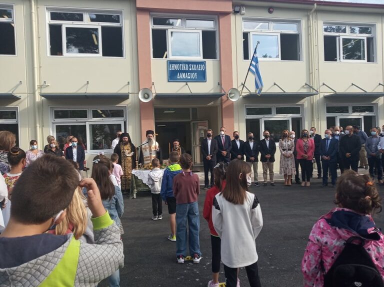 ΣΤΟ ΔΑΜΑΣΙ ΓΙΑ ΤΑ ΕΓΚΑΙΝΙΑ ΤΟΥ ΔΗΜΟΤΙΚΟΥ ΣΧΟΛΕΙΟΥ Ο ΠΡΩΘΥΠΟΥΡΓΟΣ