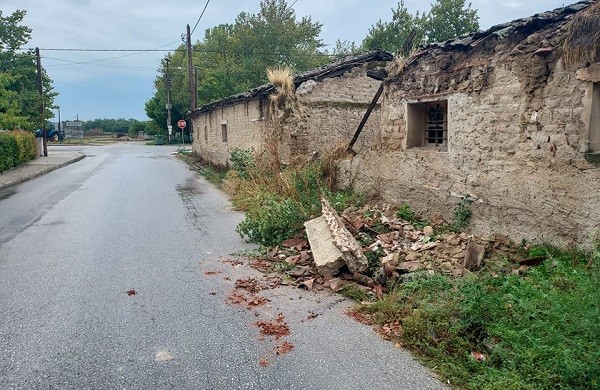 ΕΒΡΕΞΕ ΚΕΡΑΜΙΔΙΑ – ΤΣΙΜΕΝΤΟΛΙΘΟΥΣ – ΠΛΙΝΘΟΥΣ ΣΤΟΝ ΑΜΠΕΛΩΝΑ!!!