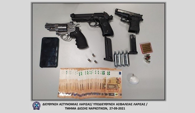 ΛΑΡΙΣΑ: ΜΙΑ ΣΥΛΛΗΨΗ ΚΑΤΗΓΟΡΟΥΜΕΝΟΥ ΓΙΑ ΚΑΤΟΧΗ ΚΟΚΑΪΝΗΣ ΚΑΙ ΟΠΛΩΝ