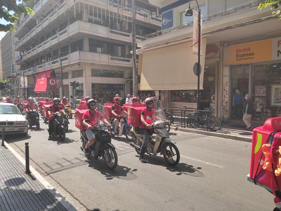 ΜΕ ΜΟΤΟΠΟΡΕΙΑ ΣΤΟ ΚΕΝΤΡΟ ΤΗΣ ΛΑΡΙΣΑΣ ΔΙΑΜΑΡΤΥΡΗΘΗΚΑΝ ΟΙ ΕΡΓΑΖΟΜΕΝΟΙ ΤΗΣ E-FOOD (ΦΩΤΟ)
