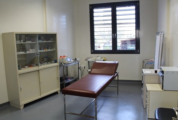ΑΠΙΣΤΕΥΤΟ: 40ΧΡΟΝΗ ΠΗΓΕ ΣΕ ΡΑΝΤΕΒΟΥ ΓΙΑ ΕΜΒΟΛΙΑΣΜΟ ΚΑΙ ΒΡΗΚΕ ΚΛΕΙΣΤΟ ΤΟ ΠΕΡΙΦΕΡΕΙΑΚΟ ΙΑΤΡΕΙΟ ΝΙΚΑΙΑΣ