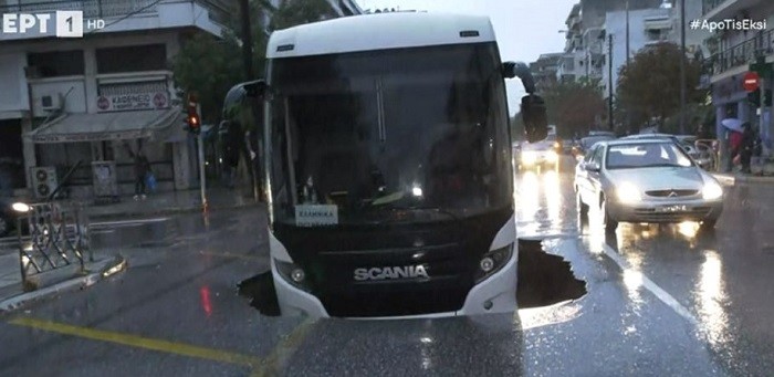 ΥΠΟΧΩΡΗΣΕ ΤΟ ΟΔΟΣΤΡΩΜΑ ΚΑΙ ΛΕΩΦΟΡΕΙΟ ΕΠΕΣΕ ΣΕ ΚΡΑΤΗΡΑ 5 ΜΕΤΡΩΝ!!!