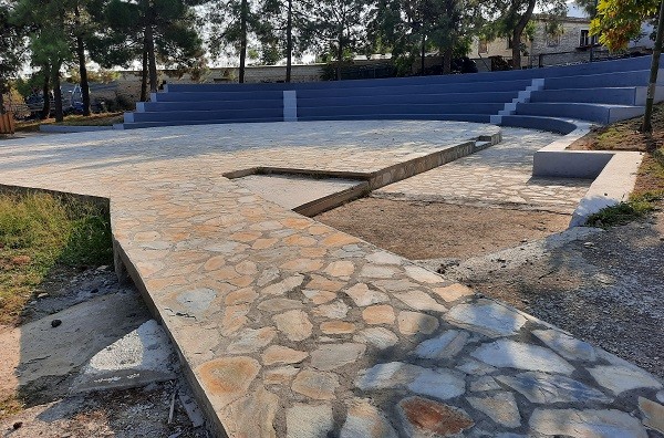 ΟΜΟΡΦΥΝΕ ΤΟ ΜΙΚΡΟ ΘΕΡΙΝΟ ΘΕΑΤΡΑΚΙ ΣΤΟ ΜΑΚΡΥΧΩΡΙ