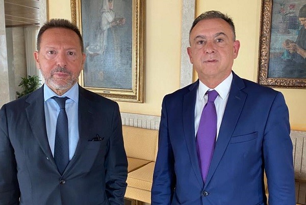 ΣΥΝΑΝΤΗΣΗ ΣΤΗΝ ΤΡΑΠΕΖΑ ΤΗΣ ΕΛΛΑΔΟΣ  ΜΕ ΤΟΝ ΓΙΑΝΝΗ ΣΤΟΥΡΝΑΡΑ ΕΙΧΕ Ο ΧΡΗΣΤΟΣ ΚΕΛΛΑΣ