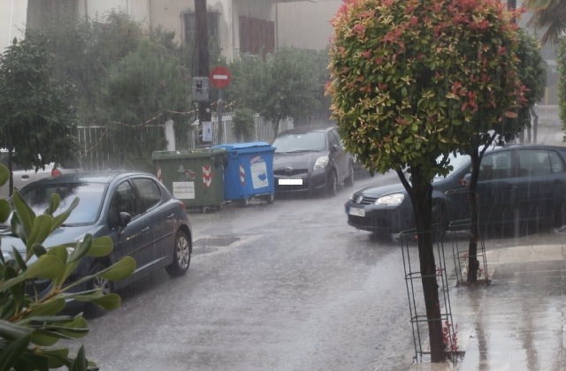 ΑΝΟΙΞΑΝ ΟΙ ΟΥΡΑΝΟΙ ΣΤΗ ΛΑΡΙΣΑ (ΦΩΤΟ)