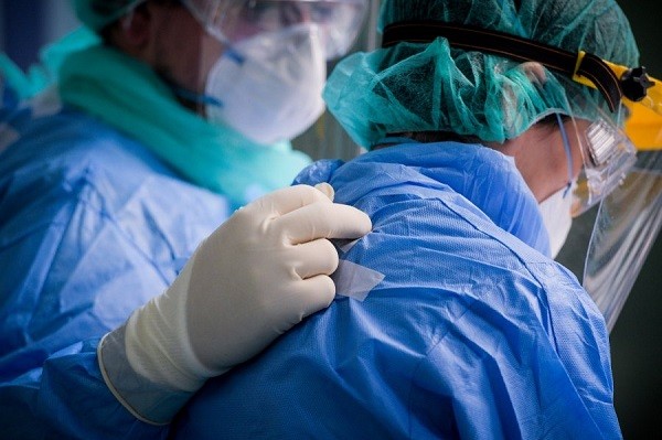 ΤΡΑΓΩΔΙΑ: 38ΧΡΟΝΗ ΕΓΚΥΟΣ ΠΕΘΑΝΕ ΑΠΟ ΚΟΡΩΝΟΪΟ
