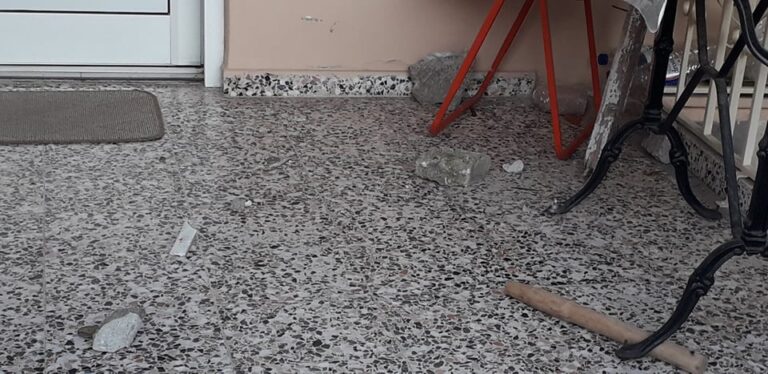 ΛΑΡΙΣΑ: ΖΗΜΙΕΣ ΑΠΟ ΠΕΤΡΟΠΟΛΕΜΟ ΣΕ ΣΠΙΤΙΑ ΣΤΗ ΝΕΑ ΣΜΥΡΝΗ (φωτο)