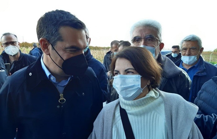 ΔΗΛΩΝΕΙ ΠΑΡΟΥΣΑ