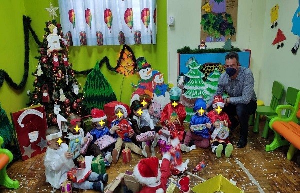 ΕΥΧΕΣ ΚΑΙ ΔΩΡΑ ΓΙΑ ΤΑ ΧΡΙΣΤΟΥΓΕΝΝΑ ΣΤΑ ΠΑΙΔΙΑ ΤΟΥ ΒΡΕΦΟΝΗΠΙΑΚΟΥ ΣΤΑΘΜΟΥ “ΑΓΙΑ ΛΑΥΡΑ” ΤΥΡΝΑΒΟΥ