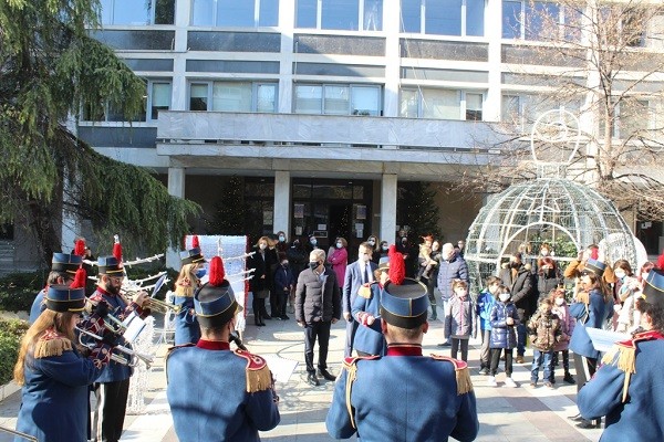 ΜΟΙΡΑΣΕ ΔΩΡΑ – ΑΚΟΥΣΕ ΕΥΧΕΣ ΚΑΙ ΚΑΛΑΝΤΑ Ο ΠΕΡΙΦΕΡΕΙΑΡΧΗΣ 