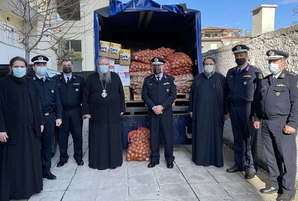 ΟΙ ΑΣΤΥΝΟΜΙΚΟΙ ΠΡΟΣΕΦΕΡΑΝ ΤΡΟΦΙΜΑ ΚΑΙ Η ΜΗΤΡΟΠΟΛΗ ΤΟΥΣ ΔΩΡΙΣΕ ΜΠΟΥΦΑΝ