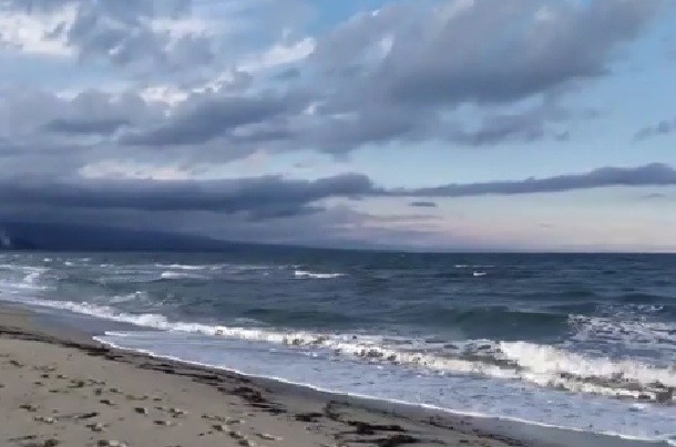 Ο ΝΙΚΟΣ ΜΑΛΙΑΡΑΣ ΚΑΤΑΓΡΑΦΕΙ ΜΕ ΤΟ ΦΑΚΟ ΤΟΥ ΕΚΠΛΗΚΤΙΚΑ ΧΕΙΜΕΡΙΝΑ ΘΑΛΑΣΣΙΝΑ ΤΟΠΙΑ (ΒΙΝΤΕΟ)