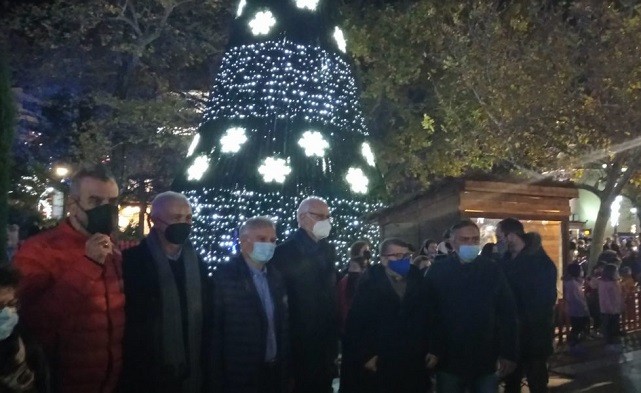 ΣΕ ΡΥΘΜΟΥΣ ΓΙΟΡΤΩΝ Η ΛΑΡΙΣΑ ΠΟΥ ΑΝΑΨΕ ΣΗΜΕΡΑ ΤΟ ΔΕΝΔΡΟ ΤΗΣ