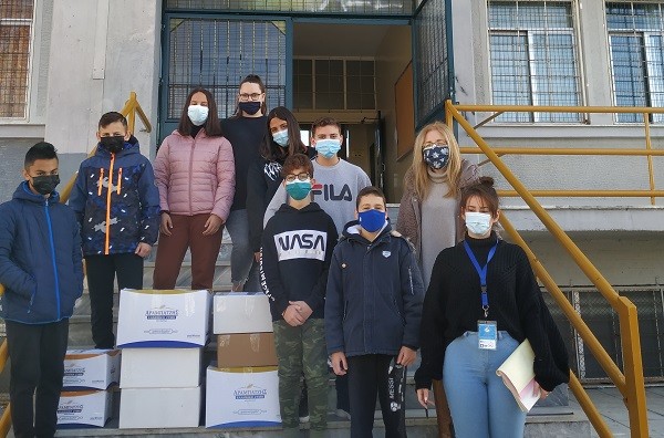 ΛΑΡΙΣΑ: ΠΡΟΣΦΟΡΑ ΑΓΑΠΗΣ ΣΤΟ “ΧΑΜΟΓΕΛΟ ΤΟΥ ΠΑΙΔΙΟΥ” ΑΠΟ ΤΟ 11ο ΓΥΜΝΑΣΙΟ