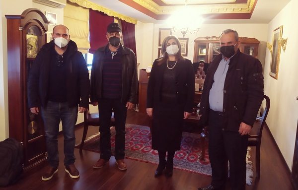 Ε. ΛΙΑΚΟΥΛΗ: ΠΟΛΕΜΑΝΕ ΤΟ ΠΑΡΑΔΟΣΙΑΚΟ ΤΣΙΠΟΥΡΟ – ΚΑΤΑΣΤΡΕΦΟΥΝ ΤΟΥΣ ΑΜΒΥΚΟΥΧΟΥΣ