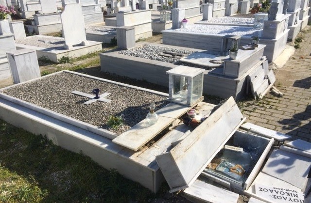 ΒΑΝΔΑΛΙΣΜΟΙ ΣΤΟ ΝΕΚΡΟΤΑΦΕΙΟ ΤΟΥ ΑΜΠΕΛΩΝΑ