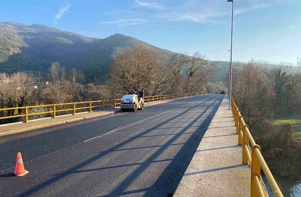 ΑΣΦΑΛΤΟΣΤΡΩΝΕΙ ΤΟΥΣ ΔΡΟΜΟΥΣ ΤΕΜΠΗ – ΑΜΠΕΛΑΚΙΑ ΚΑΙ ΤΕΜΠΗ – ΙΤΕΑ – ΓΟΝΝΟΙ Η ΠΕΡΙΦΕΡΕΙΑ