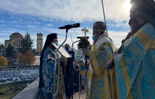 ΓΙΟΡΤΑΣΤΗΚΑΝ ΤΑ ΘΕΟΦΑΝΕΙΑ ΣΤΗ ΛΑΡΙΣΑ – ΠΑΤΕΡΑΣ ΒΟΥΤΗΞΕ ΜΕ ΤΟΝ ΓΙΟ ΚΑΙ ΕΠΙΑΣΕ ΤΟΝ ΣΤΑΥΡΟ