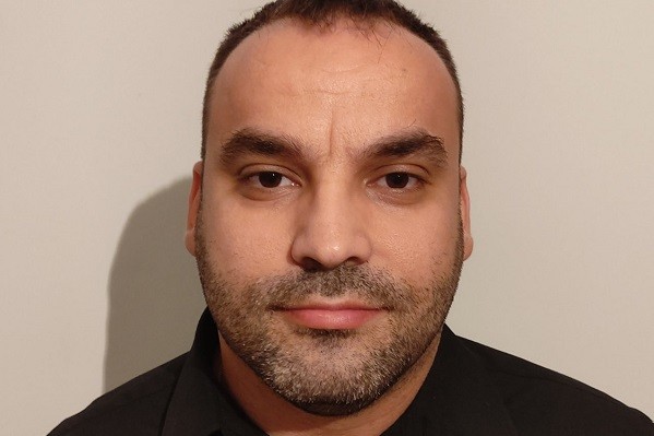 ΔΕΝ ΣΑΣ ΤΙΜΑ ΝΑ ΑΝΤΙΠΟΛΙΤΕΥΕΣΤΕ ΜΕ ΑΥΤΟΝ ΤΟΝ ΤΡΟΠΟ ΕΧΟΝΤΑΣ ΔΙΑΤΕΛΕΣΕΙ 9 ΧΡΟΝΙΑ ΔΗΜΑΡΧΟΣ