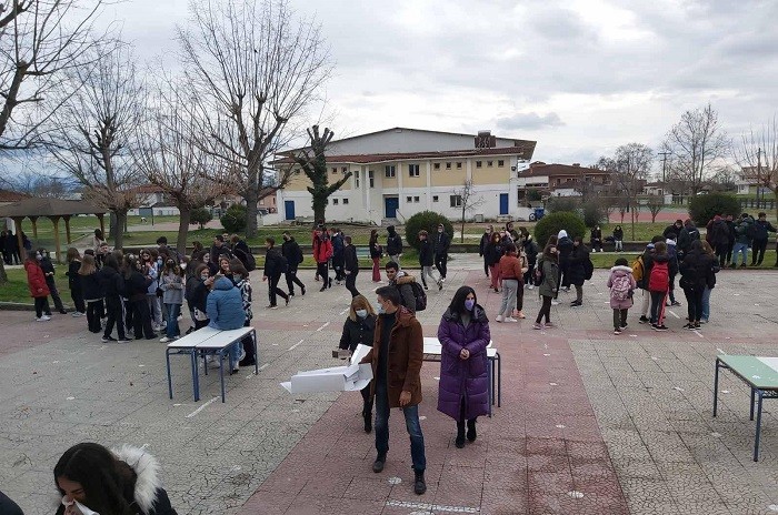 ΕΚΟΨΑΝ ΠΙΤΑ ΣΤΟ ΓΕΛ ΑΜΠΕΛΩΝΑ