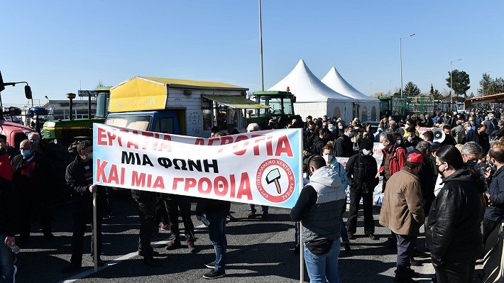 ΕΚΟΨΑΝ ΣΥΜΒΟΛΙΚΑ ΤΗΝ ΕΘΝΙΚΗ ΟΔΟ ΣΤΑ ΔΥΟ ΟΙ ΑΓΡΟΤΕΣ
