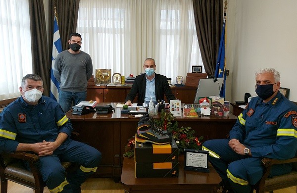 ΔΩΡΕΑ ΕΞΟΠΛΙΣΜΟΥ ΑΠΟ ΤΟ ΔΗΜΟ ΕΛΑΣΣΟΝΑΣ ΣΤΗΝ 8η ΕΜΑΚ