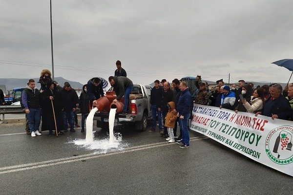 ΤΑ ΓΑΛΑΤΑ ΤΗΣ ΟΡΓΗΣ ΑΠΟ ΤΟΥΣ ΚΤΗΝΟΤΡΟΦΟΥΣ ΤΟΥ ΤΥΡΝΑΒΟΥ (φωτο – βιντεο)