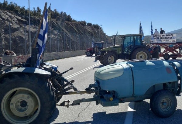 ΑΓΡΟΤΕΣ ΤΩΝ ΔΗΜΩΝ ΕΛΑΣΣΟΝΑΣ ΚΑΙ ΤΥΡΝΑΒΟΥ ΑΠΕΚΛΕΙΣΑΝ ΣΥΜΒΟΛΙΚΑ ΤΗΝ Ε.Ο. ΛΑΡΙΣΑ – ΚΟΖΑΝΗ ΣΤΗ ΜΕΛΟΥΝΑ (ΦΩΤΟ – ΒΙΝΤΕΟ)