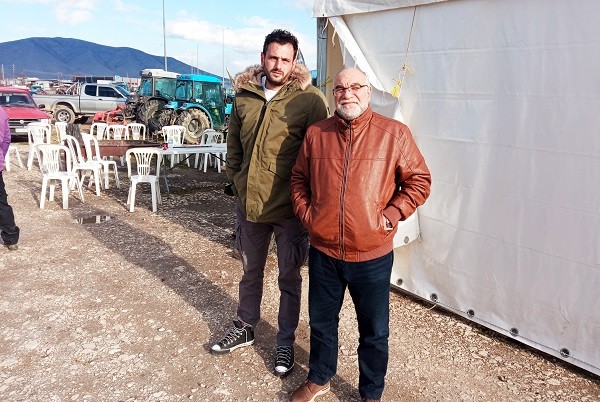 ΣΤΟ ΜΠΛΟΚΟ ΤΩΝ ΑΓΡΟΤΩΝ ΣΤΟΝ ΤΥΡΝΑΒΟ Ο ΣΤΕΛΙΟΣ ΡΟΝΤΟΥΛΗΣ