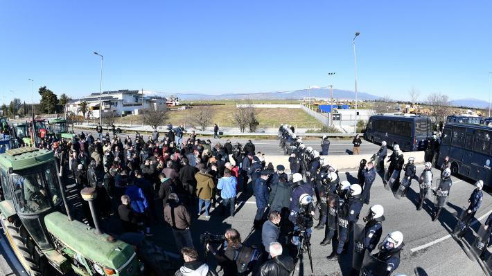 ΕΣΤΗΣΑΝ ΤΟ ΜΠΛΟΚΟ ΣΤΗΝ ΚΟΜΒΟ ΝΙΚΑΙΑΣ ΟΙ ΑΓΡΟΤΕΣ – ΥΠΟΧΩΡΗΣΑΝ ΟΙ ΑΣΤΥΝΟΜΙΚΕΣ ΔΥΝΑΜΕΙΣ