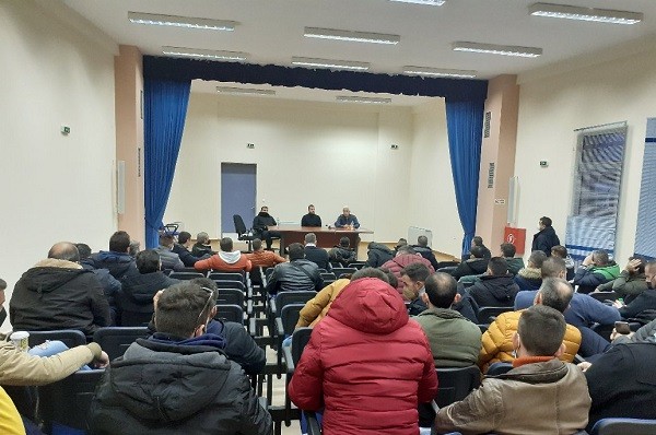 ΣΤΟ ΔΡΟΜΟ ΚΑΙ ΤΑ ΤΡΑΚΤΕΡ ΤΗΣ ΕΠΙΤΡΟΠΗΣ ΓΕΩΡΓΩΝ ΚΑΙ ΚΤΗΝΟΤΡΟΦΩΝ ΝΟΜΟΥ ΛΑΡΙΣΑΣ