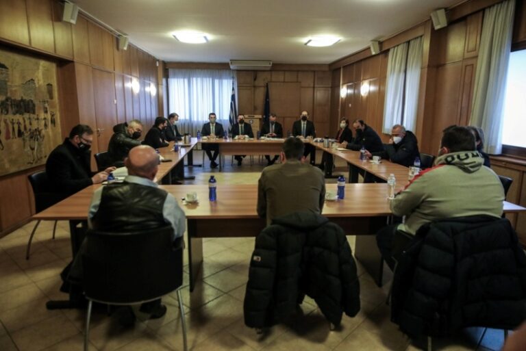 ΑΠΡΑΚΤΟΙ ΕΦΥΓΑΝ ΟΙ ΑΓΡΟΤΕΣ ΑΠΟ ΤΗ ΣΥΣΚΕΨΗ ΜΕ ΤΟΥΣ ΥΠΟΥΡΓΟΥΣ