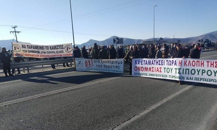 ΣΤΟ ΠΛΕΥΡΟ ΤΩΝ ΑΓΡΟΤΩΝ ΟΙ ΟΙΚΟΔΟΜΟΙ ΤΟΥ ΤΥΡΝΑΒΟΥ
