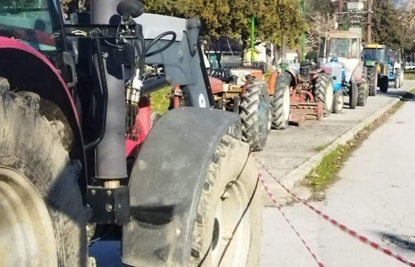 ΚΛΙΜΑΚΩΝΟΥΝ ΤΟΝ ΑΓΩΝΑ ΤΟΥΣ ΜΕ ΚΛΕΙΣΙΜΟ ΔΡΟΜΩΝ ΟΙ ΑΓΡΟΤΕΣ ΤΩΝ ΔΕΛΕΡΙΩΝ