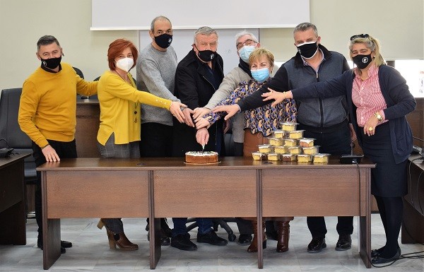 ΠΡΩΤΟΧΡΟΝΙΑΤΙΚΗ ΠΙΤΑ ΕΚΟΨΑΝ ΟΙ ΥΠΑΛΛΗΛΟΙ ΤΟΥ ΔΗΜΟΥ ΚΙΛΕΛΕΡ