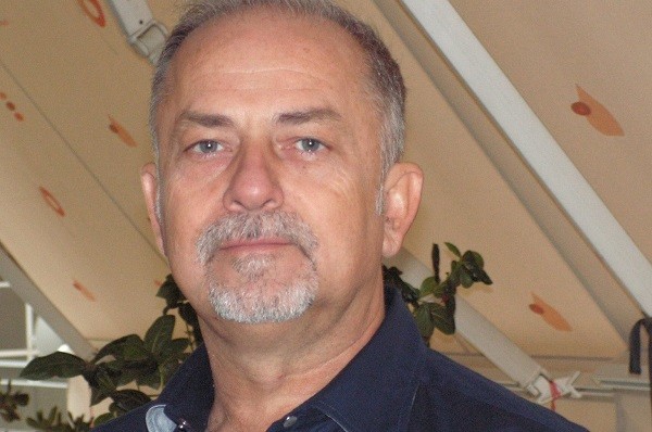 ΒΑΣΙΛΗΣ ΣΙΜΟΣ: Ο ΛΑΡΙΣΑΙΟΣ ΔΑΣΚΑΛΟΣ ΠΟΥ ΕΠΕΣΤΡΕΨΕ ΧΘΕΣ ΑΠΟ ΤΗΝ ΚΟΛΑΣΗ ΤΗΣ ΟΥΚΡΑΝΙΑΣ