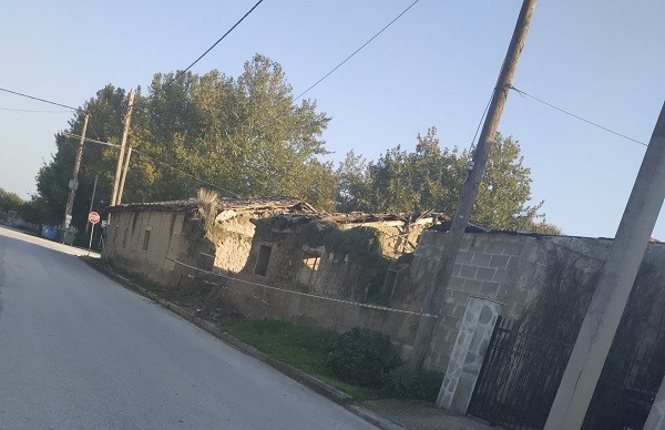 ΓΙΑ ΤΟ ΜΙΣΟΓΚΡΕΜΙΣΜΕΝΟ ΚΤΙΡΙΟ ΤΗΣ ΟΔΟΥ ΑΓΙΟΥ ΚΩΝΣΤΑΝΤΙΝΟΥ ΣΤΟΝ ΑΜΠΕΛΩΝΑ