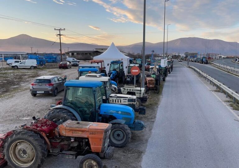 Ο ΣΥΛΛΟΓΟΣ ΣΥΝΤΑΞΙΟΥΧΩΝ ΙΚΑ ΤΥΡΝΑΒΟΥ ΣΤΗΡΙΖΕΙ ΤΟΥΣ ΑΓΡΟΤΕΣ ΣΤ ΜΠΛΟΚΑ