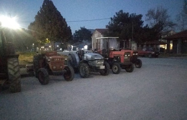 ΕΒΓΑΛΑΝ ΤΡΑΚΤΕΡ ΟΙ ΑΓΡΟΤΕΣ ΤΩΝ ΔΕΛΕΡΙΩΝ