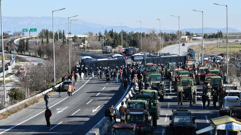 ΣΤΟ ΠΛΕΥΡΟ ΤΩΝ ΑΓΡΟΤΩΝ ΠΟΥ ΒΡΙΣΚΟΝΤΑΙ ΣΤΑ ΜΠΛΟΚΑ ΟΙ ΕΜΠΟΡΟΫΠΑΛΛΗΛΟΙ ΤΗΣ ΛΑΡΙΣΑΣ