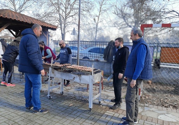 ΕΚΠΑΙΔΕΥΤΙΚΟΙ – ΜΑΘΗΤΕΣ – ΓΟΝΕΙΣ ΤΣΙΚΝΙΣΑΝ ΣΤΟ 1ο Δ.Σ. ΑΜΠΕΛΩΝΑ (ΦΩΤΟ)