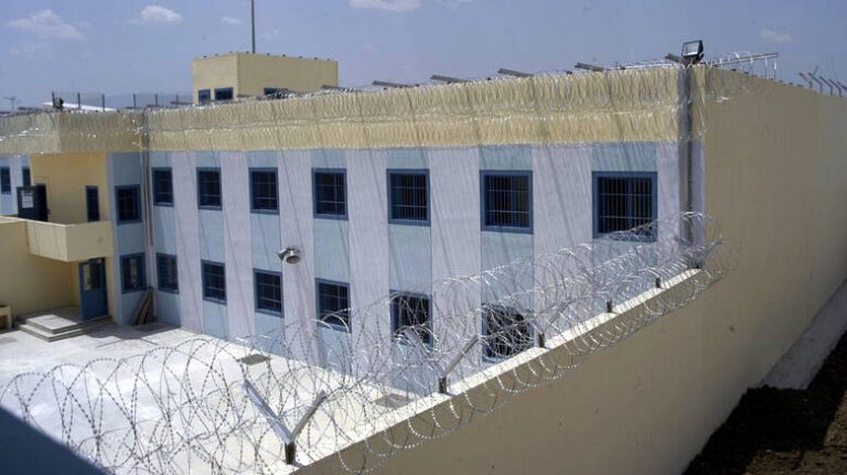 ΣΥΝΕΛΗΦΘΗΣΑΝ ΣΩΦΡΟΝΙΣΤΙΚΟΣ ΥΠΑΛΛΗΛΟΣ ΚΑΙ ΚΡΑΤΟΥΜΕΝΟΣ ΤΩΝ ΦΥΛΑΚΩΝ ΤΡΙΚΑΛΩΝ ΓΙΑ ΝΑΡΚΩΤΙΚΑ