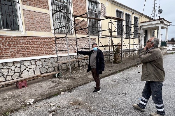 ΣΤΙΣ ΕΡΓΑΣΙΕΣ ΑΠΟΚΑΤΑΣΤΑΣΗΣ ΤΟΥ ΠΡΩΗΝ ΔΗΜΑΡΧΕΙΟΥ ΚΑΙ ΤΗΣ ΠΛΑΤΕΙΑΣ ΤΗΣ ΒΑΜΒΑΚΟΥΣ Ο ΔΗΜΑΡΧΟΣ ΦΑΡΣΑΛΩΝ