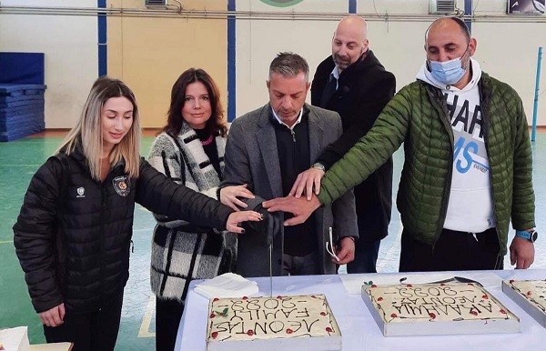 ΕΚΟΨΑΝ ΠΙΤΑ ΤΑ ΤΜΗΜΑΤΑ ΥΠΟΔΟΜΗΣ ΤΟΥ ΛΕΟΝΤΑ ΤΥΡΝΑΒΟΥ