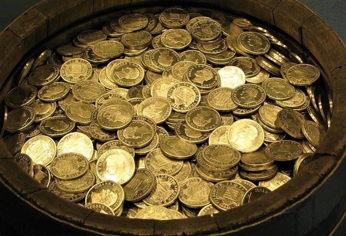 Η ΧΡΥΣΉ ΛΊΡΑ ΣΤΟΥΣ ΑΣΤΙΚΟΎΣ ΜΎΘΟΥΣ