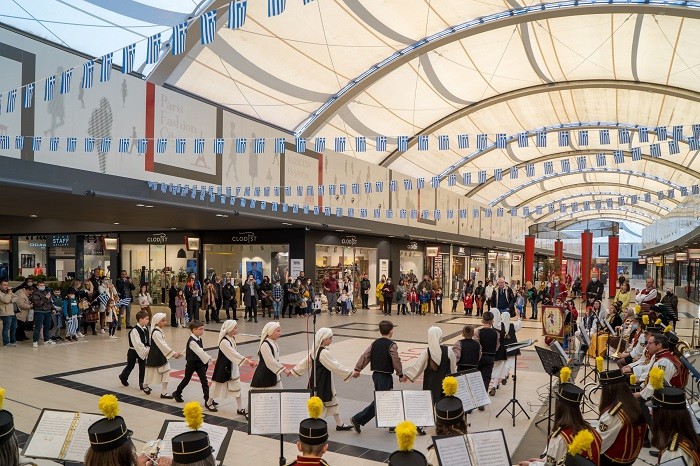 ΕΟΡΤΑΣΤΙΚΗ ΑΤΜΟΣΦΑΙΡΑ ΣΤΟ FASHION CITY OUTLET ΓΙΑ ΤΗΝ ΕΠΕΤΕΙΟ ΤΗΣ 25ης ΜΑΡΤΙΟΥ (φωτο)
