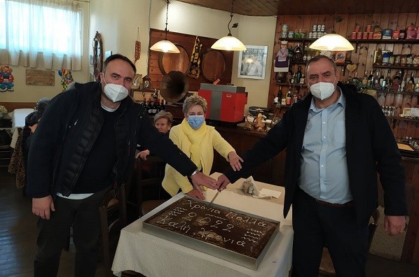 ΕΚΟΨΕ ΠΙΤΑ ΤΟ ΚΑΠΗ ΤΥΡΝΑΒΟΥ