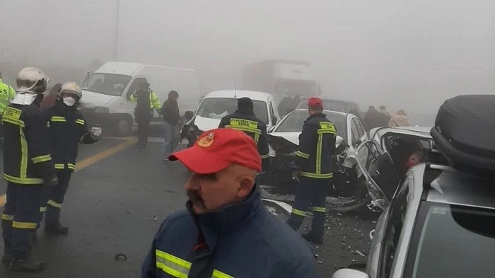ΦΟΒΕΡΗ ΚΑΡΑΜΠΟΛΑ 50 ΑΥΤΟΚΙΝΗΤΩΝ ΣΤΗΝ ΕΓΝΑΤΙΑ ΟΔΟ